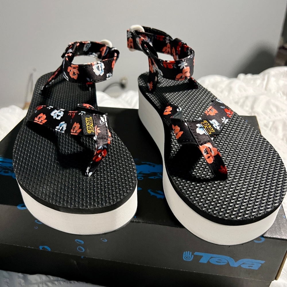 New Teva Black Floral Platform Sandals - Picture 7 of 8